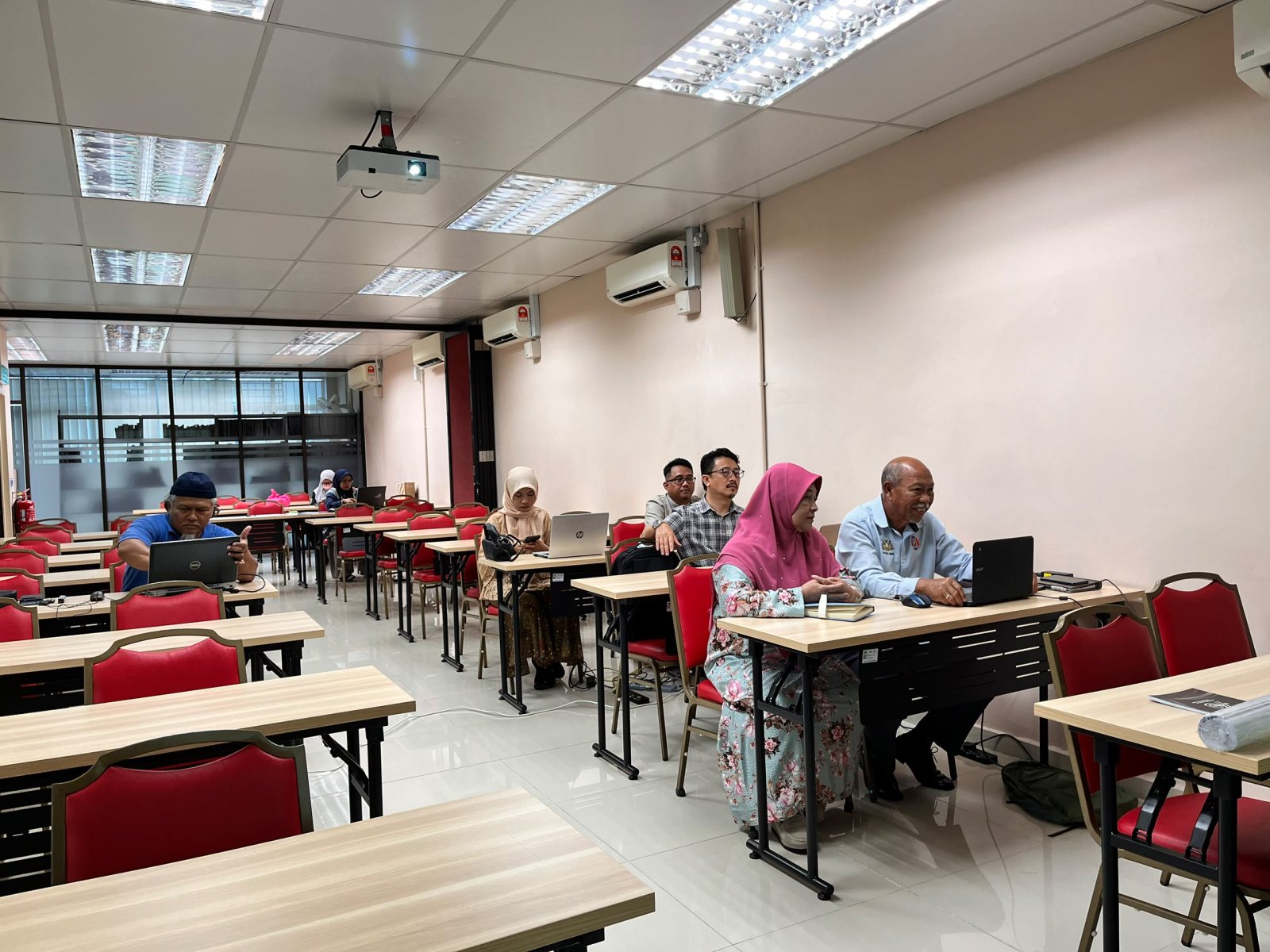 Sesi kursus dan latihan anggota koperasi.
