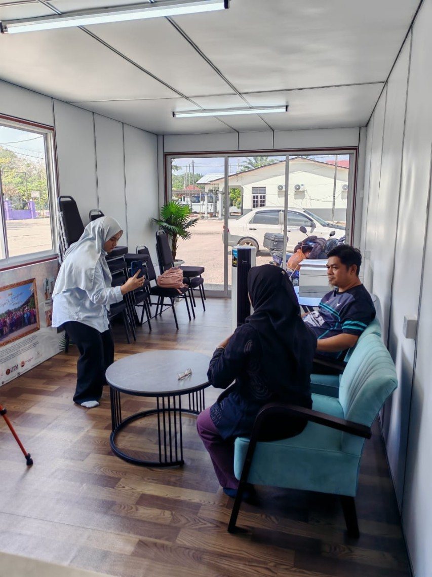 Sesi lawatan dan perbincangan strategik berkaitan inovasi, kemudahan serta potensi pemprosesan nanas untuk koperasi.