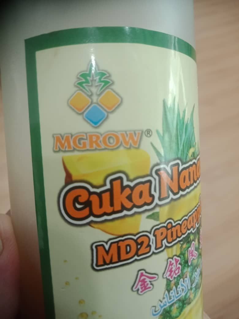 Contoh cuka nanas yang dilihat semasa lawatan sebagai rujukan pembangunan produk nilai tambah; bukan produk keluaran koperasi.